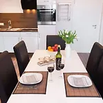 Schoene Moderne Ferienwohnung-balkon-fahrradparkplatz-wallbox Appartement