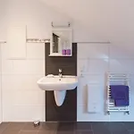 Schoene Moderne Ferienwohnung-balkon-fahrradparkplatz-wallbox *