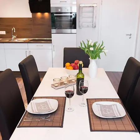 Schoene Moderne Ferienwohnung-balkon-fahrradparkplatz-wallbox Апартаменты