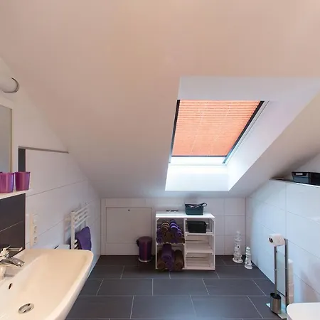 Schoene Moderne Ferienwohnung-balkon-fahrradparkplatz-wallbox Апартаменты