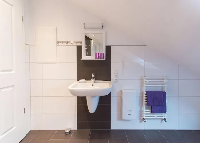 Schoene Moderne Ferienwohnung-Balkon-Fahrradparkplatz-Wallbox *